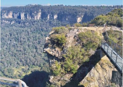 Cliff edge lookout overlooking the blue mountains